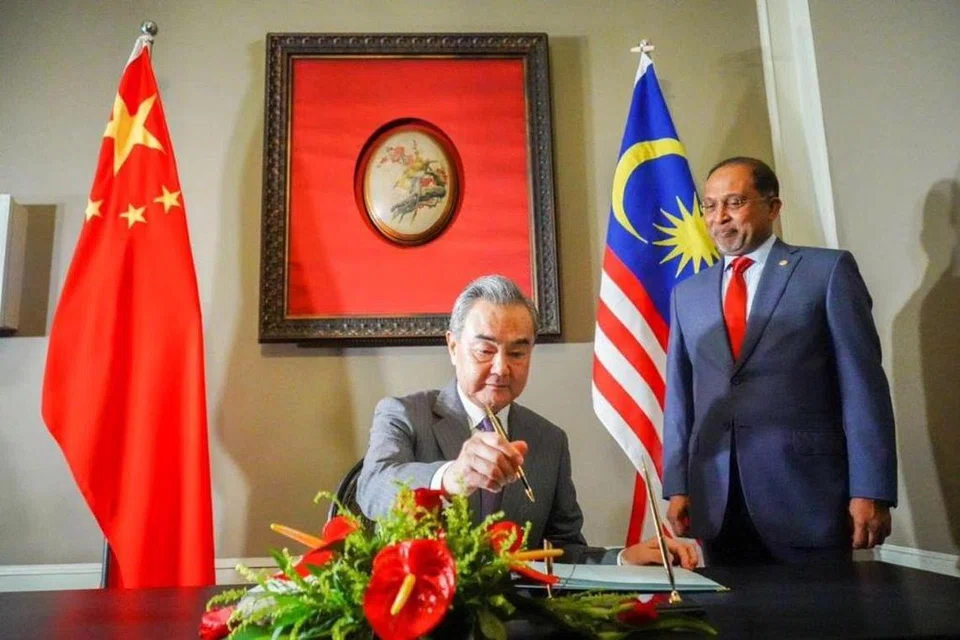 PERTEMUAN DUA HALA: Menteri Luar, Datuk Seri Dr Zambry Abdul Kadir (kanan) sebelum ini pernah mengadakan pertemuan dua hala dengan Menteri Luar China, Encik Wang Yi (kiri), bagi membincangkan perkara mengenai hubungan Malaysia-China. 