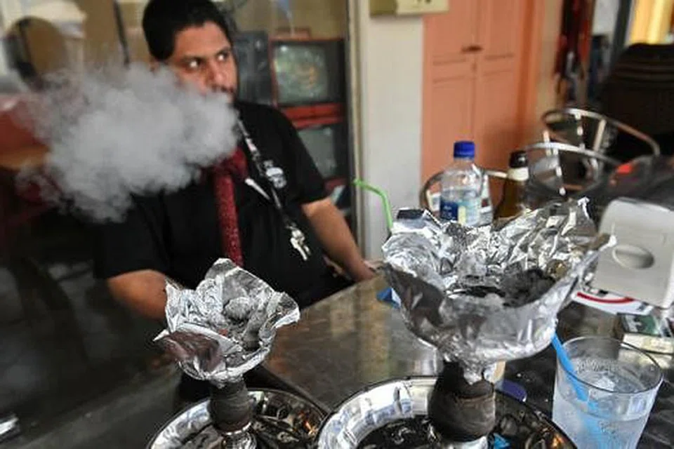 KURANGI RISIKO KESIHATAN: Mereka yang didapati bersalah melanggar larangan terhadap syisya boleh didenda dan dipenjara. - Foto AFP