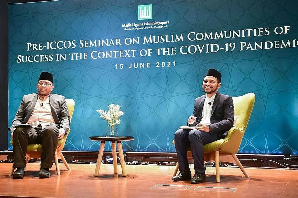 ACARA ANTARABANGSA: Mufti Dr Nazirudin (kanan) bersama Timbalan Mufti Dr Mohammad Hannan Hassan dalam perbincangan di Persidangan Antarabangsa Masyarakat Berjaya (ICCOS) anjuran Muis.- Foto MUIS