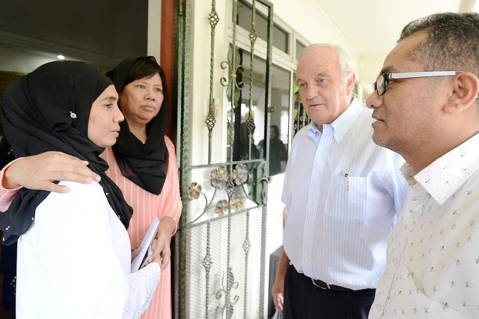 UCAP TAKZIAH: (dari kanan) Mantan Presiden FAS, Encik Zainudin Nordin, bersama pengarah teknikal FAS, Encik Michel Sablon, mengunjungi rumah Allahyarham Amin untuk mengucapkan takziah kepada balunya, Cik Saadiah Anwar (kiri), yang ditemani birasnya, Cik Norsiah Salleh. - Foto ZAINAL YAHYA