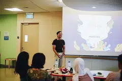 AKTIF DI UNI: Encik Danial (atas) membuat penyampaian semasa salah satu acara di NUS. Gambar diambil sebelum Covid-19. - Foto ihsan MUHAMMAD DANIAL JAMIL