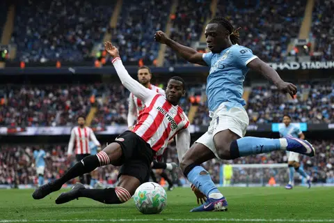 Pemain sayap Manchester City, Jeremy Doku (kanan), merupakan antara ancaman utama dalam barisan serangan Manchester City. Kelincahan beliau akan menimbulkan masalah besar bagi barisan pertahanan Chelsea.