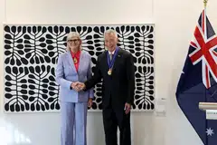 Lee Hsien Loog, Sam Mostyn, Australia, Singapura, Pingat Sahabat Kehormat Australia