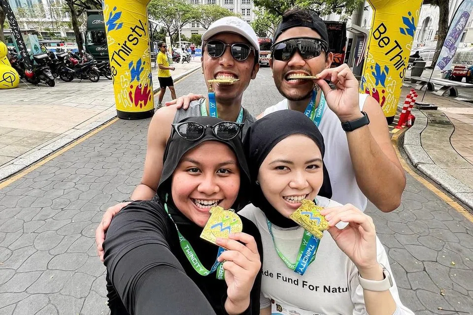Encik Muhammad Adry Fazmi (belakang, kiri) bersama Encik Ammar Naim bergambar selepas menamatkan larian 10 kilometer mereka di Kuala Lumpur sebagai latihan sebelum menyertai separuh maraton pada 13 Julai. Bersama mereka ialah tunang Encik Muhammad Adry (depan, kiri), Cik Alyaa Najiha dan tunang Encik Ammar, Cik Aida Shafit.