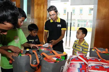 HULUR KHIDMAT SUKARELA: Selain projek 'Bags for School 2016', Encik Ridzuan juga terlibat dalam kegiatan sukarela lain seperti mengagihkan makanan dan keperluan dapur kepada penduduk yang memerlukan.- Foto PERSATUAN RAKYAT