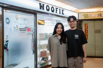 TANGANI ISU BERSAMA: Pemilik kedai pakaian terpakai, Woofie’s Warehouse, Cik Desiree Chang dan Encik Matthew Tan, menggalakkan pembelian pakaian terpakai daripada pakaian baru. Dengan cara ini, mereka dapat menangani isu kelestarian bersama.