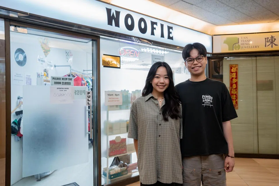 TANGANI ISU BERSAMA: Pemilik kedai pakaian terpakai, Woofie’s Warehouse, Cik Desiree Chang dan Encik Matthew Tan, menggalakkan pembelian pakaian terpakai daripada pakaian baru. Dengan cara ini, mereka dapat menangani isu kelestarian bersama.