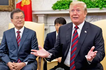 BERI ISYARAT BERCAMPUR-CAMPUR: Presiden Donald Trump (kanan) dalam pertemuannya dengan Presiden Korea Selatan, Encik Moon Jae-In, di Rumah Putih kelmarin, berkata walaupun semua berada di landasan yang betul, kemungkinan sidang puncak antaranya dengan Encik Kim Jong-Un ditangguh. - Foto AFP