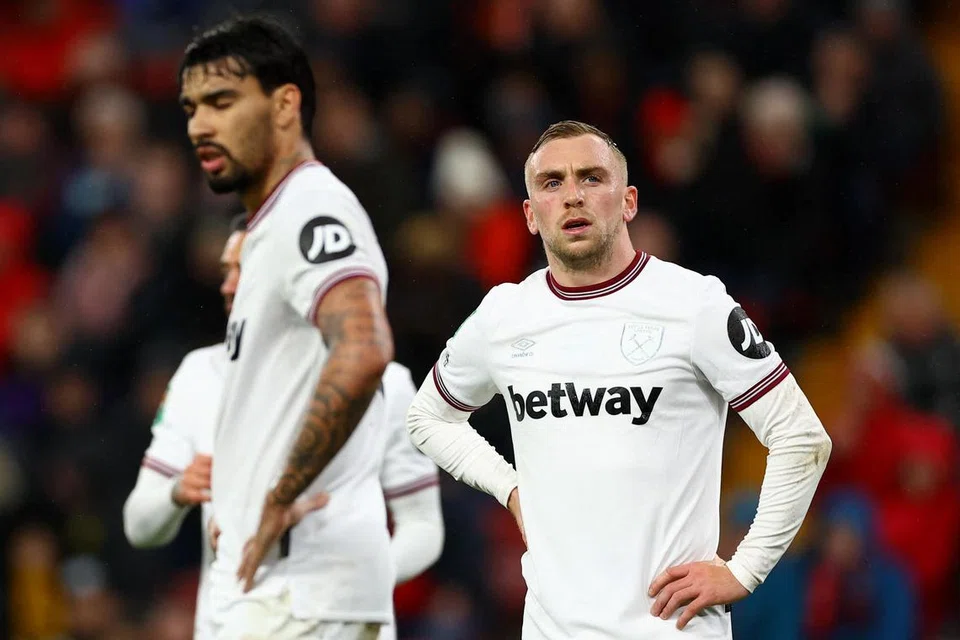 ULANGI KEPUTUSAN: Penyerang West Ham, Jared Bowen (kanan), kelihatan kecewa selepas dikalahkan 5-0 oleh Liverpool di Piala Liga. Namun, West Ham tetap yakin mereka dapat mengulangi kemenangan mereka ke atas United sama seperti pada 7 Mei.