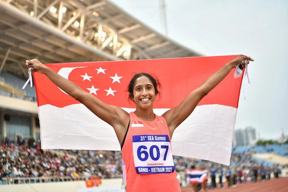 RAIH PERAK: Shanti meraikan kemenangan pingat perak pertamanya dalam acara larian pecut 100 meter wanita di Sukan SEA kelmarin. - Foto BH oleh ARIFFIN JAMAR