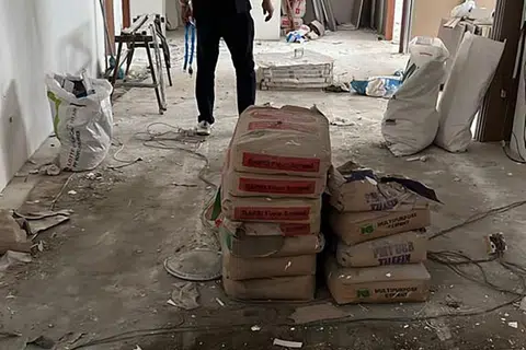 TERBIAR: Encik Jasmani Kamarudin meninjau keadaan rumahnya yang terbiar setelah syarikat ubah elok yang digunakannya disyaki menghilang diri.