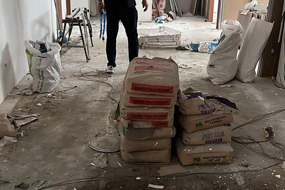 TERBIAR: Encik Jasmani Kamarudin meninjau keadaan rumahnya yang terbiar setelah syarikat ubah elok yang digunakannya disyaki menghilang diri.