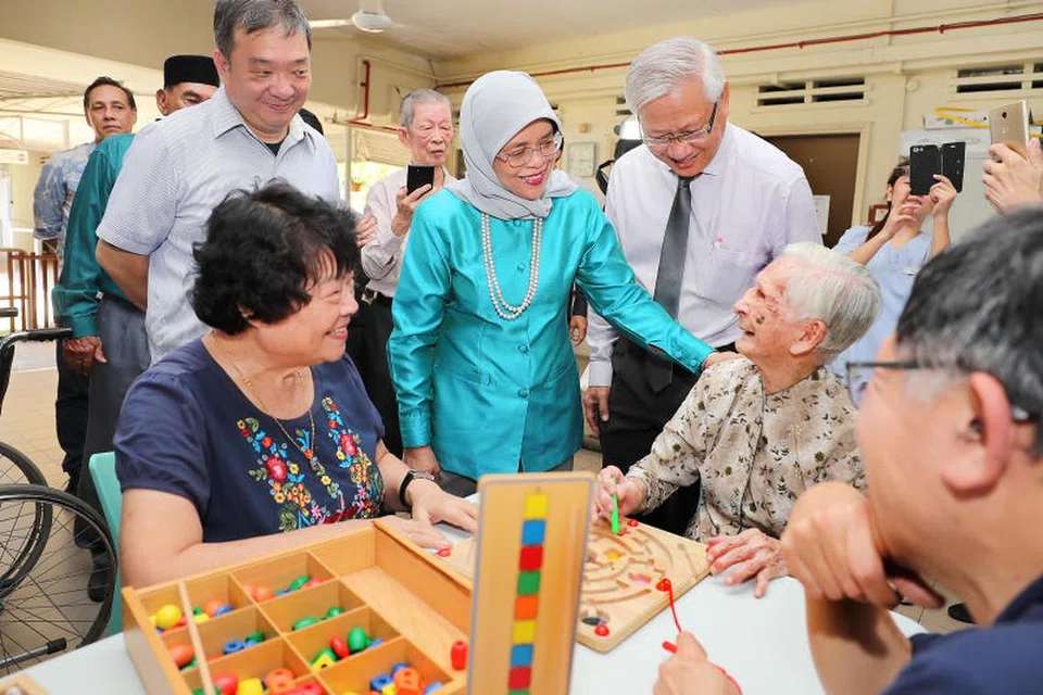 PERJUANG ISU SOSIAL: Presiden Halimah Yacob (tengah) bertemu warga emas di Rumah Warga Emas St John semasa lawatan ke sana pada 2018.