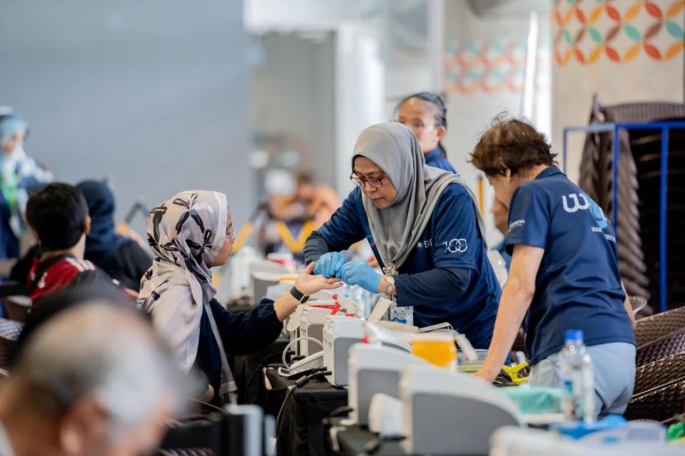 Saringan kesihatan diadakan semasa acara From Health to Hearts (Daripada Kesihatan ke Hati) edisi kedua anjuran Pertapis di ruang Persada Budaya, Wisma Geylang Serai pada 8 Februari.