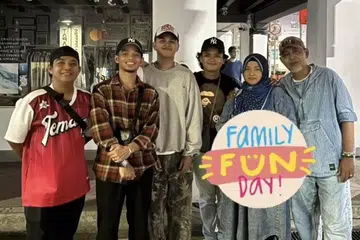 Mohammad Shahfiq (tiga dari kanan) kelihatan bergambar bersama keluarganya dalam satu gambar yang dimuat naik ibunya, Cik Norris Sanat, pada Disember 2023. 