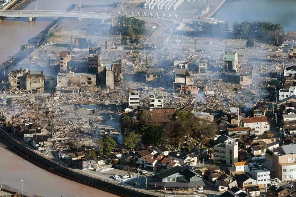 GEMPA KUAT: Asap berkepul berikutan kebakaran besar di Wajima, wilayah Ishikawa pada 2 Januari 2024, sehari selepas gempa bumi besar berukuran 7.5 magnitud melanda dengan beberapa buah rumah rosak teruk dan mengorbankan ramai mangsa