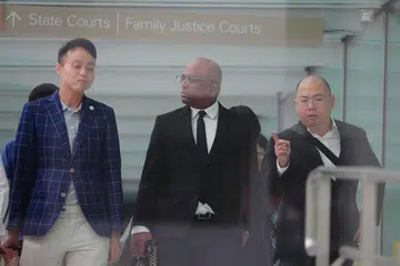 Encik Terry Xu (paling kanan) Dan peguam Encik M. Ravi (tengah)