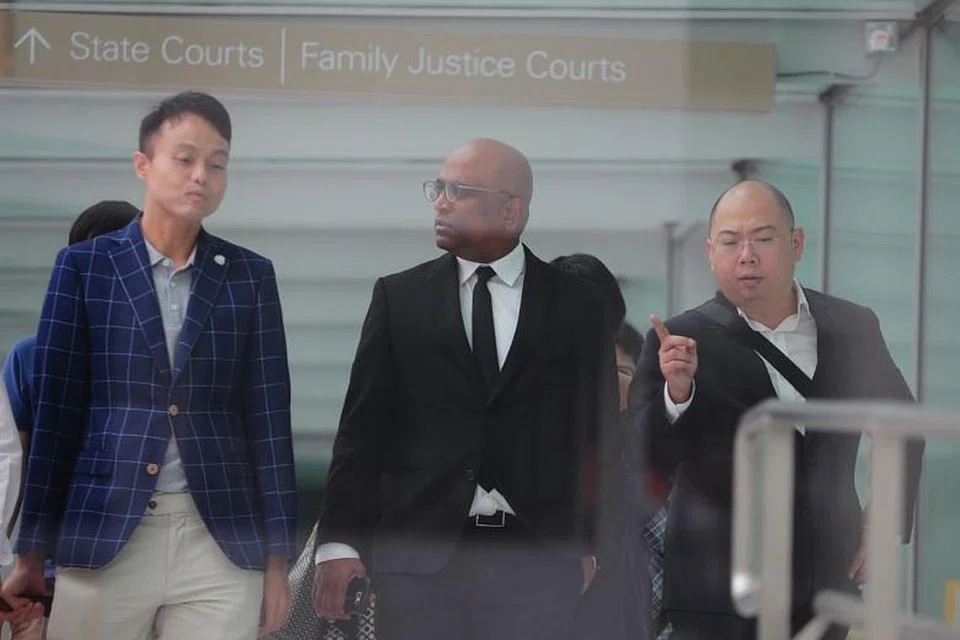 Encik Terry Xu (paling kanan) Dan peguam Encik M. Ravi (tengah)