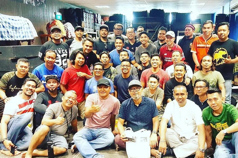 GABUNGAN PENDIKIR: Anggota muda dan mapan dari pelbagai kumpulan dikir barat Singapura bergambar selepas selesai menjalani latihan di studio Nadi Singapura di Pusat Seni Aliwal berhampiran Masjid Sultan, baru-baru ini. - Foto FACEBOOK KHAIRUDIN SHAMSUDIN