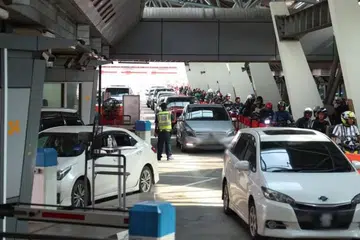 Mereka yang menaiki kereta mungkin perlu menunggu sehingga tiga jam untuk membersihkan imigresen, kata Penguasa Imigresen dan Pusat Pemeriksaan. 