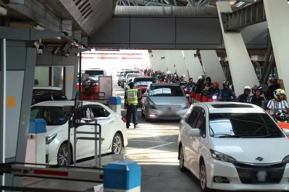 Mereka yang menaiki kereta mungkin perlu menunggu sehingga tiga jam untuk membersihkan imigresen, kata Penguasa Imigresen dan Pusat Pemeriksaan. 