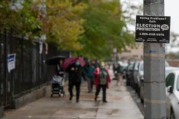 TERIMA ADUAN: Pihak Talian Perlindungan Pilihan Raya menerima aduan mengenai 'panggilan robo' yang cuba mengelirukan pengundi Amerika. - Foto AFP
