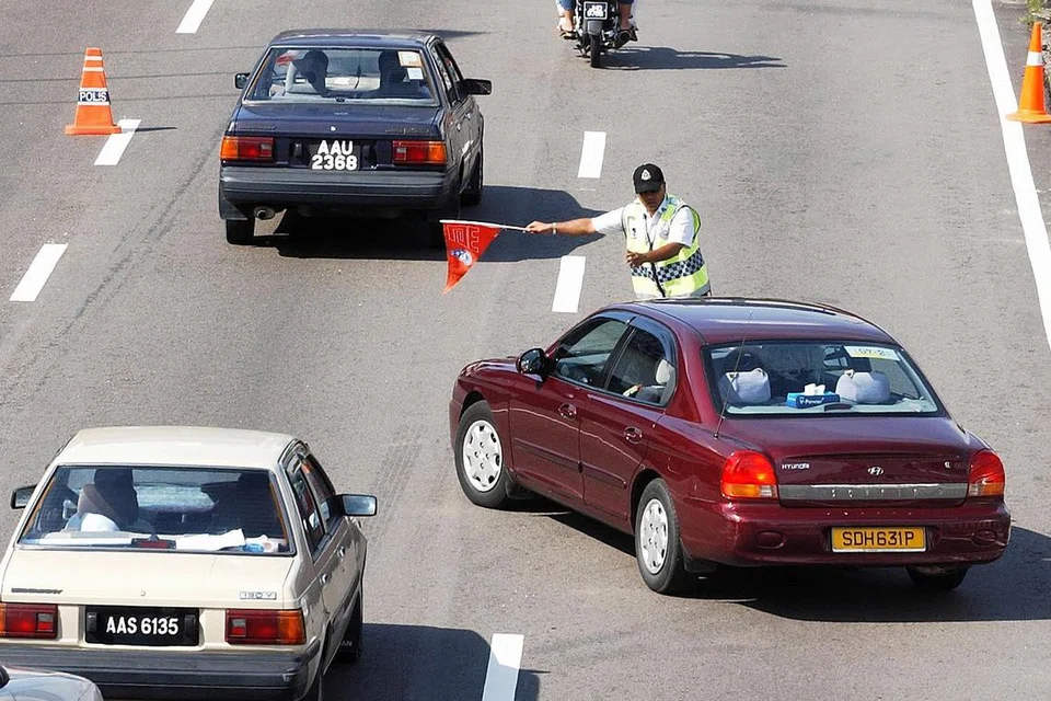 SEKATAN JALAN RAYA: Pemeriksaan ketat dijalankan bagi menahan pemandu dan penunggang kenderaan tanpa lesen sah di Malaysia.