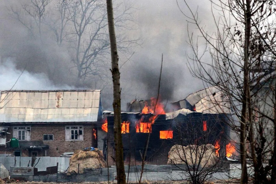 TENTERA TINDAK BALAS: Sebuah rumah tempat militan dipercayai berlindung terbakar selepas pertempuran antara pemberontak dan angkatan keselamatan India di Pulwana, kira-kira 10 kilometer dari tempat pengeboman bunuh diri terbaru itu. - Foto AFP