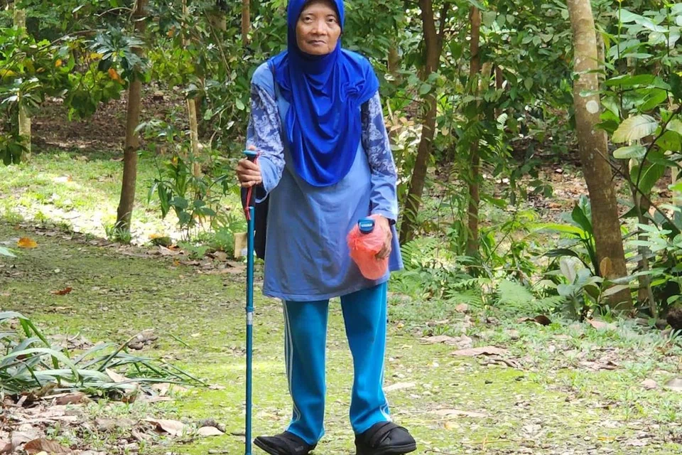 TIDAK BERPELUK TUBUH: Hanya selepas menghidap angin ahmar baru Cik Atika mula bergaul dan aktif kembara. - Foto ihsan ATIKA AHMAD 