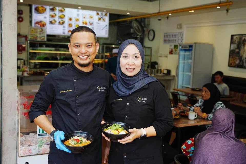 PEMILIK NIAGA: Pemilik generasi kedua Warung Selera Masakan Kampung, Cik Nashibah Tahar, bersama suamiya, Encik Sufian Ahmad, yang juga merupakan tukang masak utama di dapur itu. 
