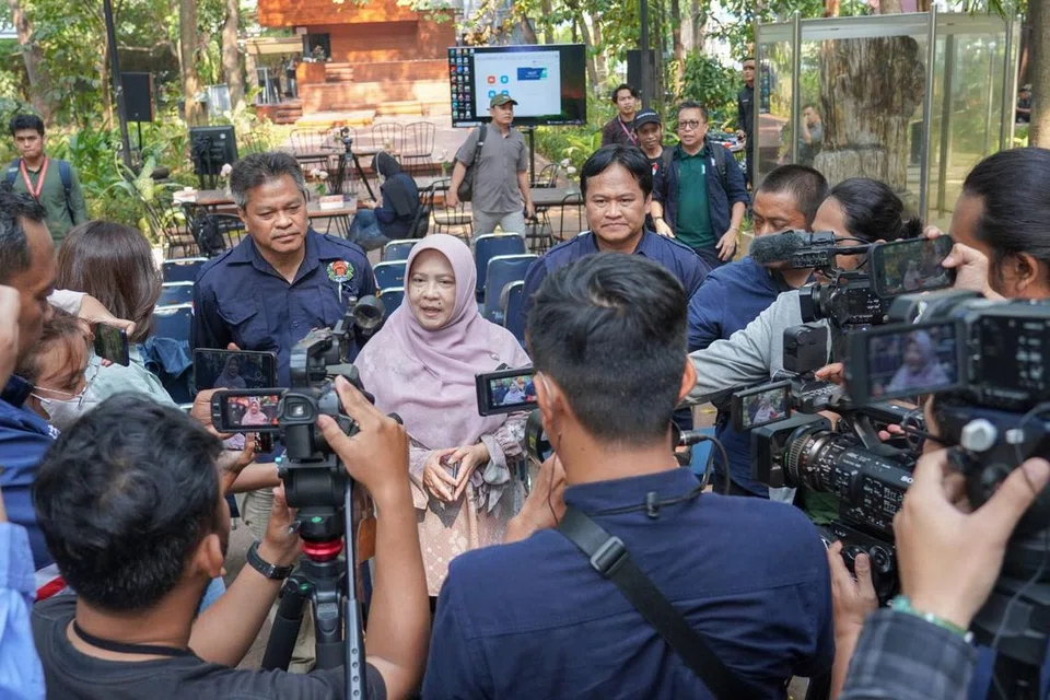 USAHA DIJALANKAN:  Ketua Pengarah Kawalan Perubahan Iklim, Cik Laksmi Dhewanthi, dalam sidang akhbar di Jakarta ketika mengulas mengenai peningkatan pencemaran udara di negara-negara jiran susulan asap kebakaran di wilayah Sumatera dan Kalimantan, Indonesia.