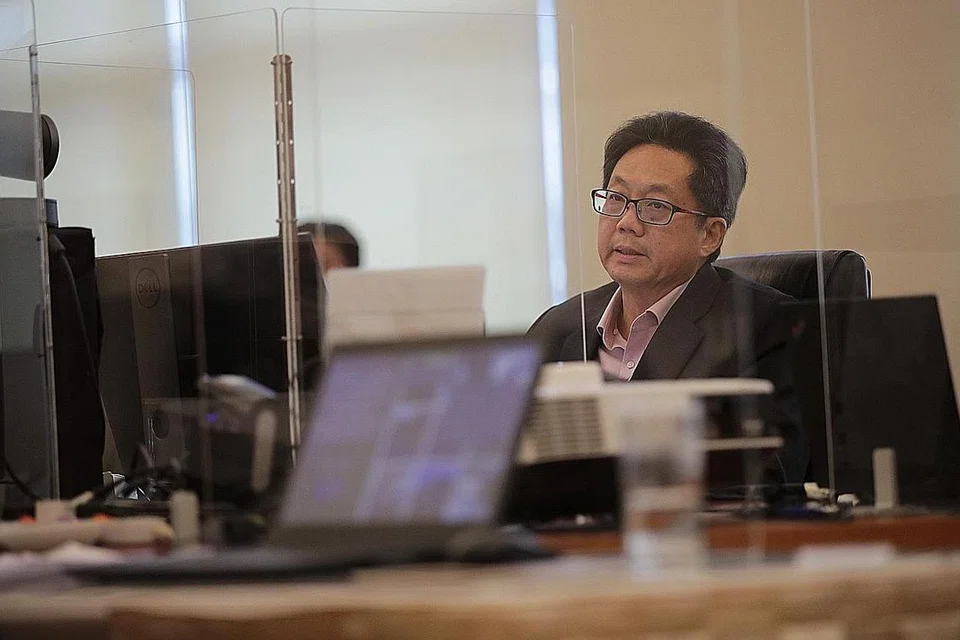 "Ia memberikan hasil penilaian lebih baik kepada semua pemegang saham kerana premium terkawal dibayar bagi keseluruhan syarikat. Ia juga mengelak keadaan di mana hanya aset SPH yang utama yang dipilih, meninggalkan SPH dengan baki hutang dan risiko ia tidak dapat menjual baki aset.'' - Ketua Pegawai Eksekutif (CEO) SPH, Encik Ng Yat Chung, mengenai rasional di sebalik keputusan menswastakan keseluruhan perniagaan bukan media SPH. - Foto BH oleh GIN TAY