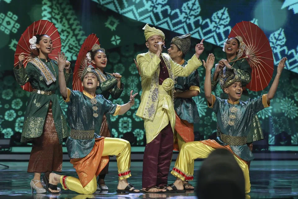 CABARAN ‘LEMAK MANIS’: Hady Mira (tengah) turun enam tangga ke bawah dari kedudukan pertama pada konsert minggu ketiga dan tempat ketujuh apabila diuji dengan lagu asal Roslan Madun, ‘Lemak Manis’.
