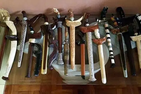KOLEKSI YANG DIHARGAI: Bagi Encik Isa Kamari, sebilah keris bukan sekadar besi dan kayu yang dijadikan senjata, malah ia boleh berfungsi sebagai perantaraan bagi menjejaki budaya, pemikiran dan nilai orang Melayu di Nusantara. - Foto-foto ihsan ISA KAMARI