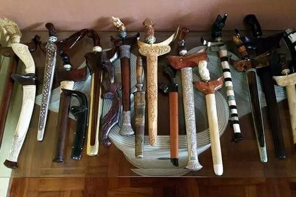 KOLEKSI YANG DIHARGAI: Bagi Encik Isa Kamari, sebilah keris bukan sekadar besi dan kayu yang dijadikan senjata, malah ia boleh berfungsi sebagai perantaraan bagi menjejaki budaya, pemikiran dan nilai orang Melayu di Nusantara. - Foto-foto ihsan ISA KAMARI