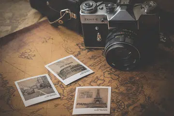 PENCINTA FOTOGRAFI: Wartawan Berita Harian, Izwandi Azman, berpendapat fotografi bukan sekadar tentang kamera dan lensa tetapi ia satu bentuk seni yang memupuk kemahiran dan membolehkan kita mengimbas kenangan lama.