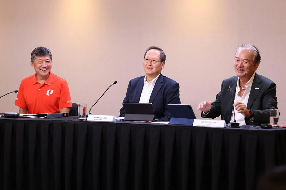 TANGANI ISU DISKRIMINASI: Panel sidang media berkaitan usul Perundangan Keadilan di Tempat Kerja dianggotai (dari kiri) Setiausaha Agung Kongres Kesatuan Sekerja Kebangsaan (NTUC), Encik Ng Chee Meng; Menteri Tenaga Manusia, Dr Tan See Leng; dan presiden Persekutuan Majikan Nasional Singapura (Snef), Dr Robert Yap. 