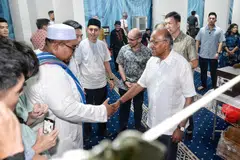 (Dari empat dari kanan) Menteri Ehwal Dalam Negeri merangkap Undang-Undang, Encik K. Shanmugam; mantan Anggota Parlimen Dilantik (NMP), Dr Syed Harun Alhabsyi; dan Menteri Negara (Ehwal Dalam Negeri merangkap Pembangunan Negara), Profesor Madya Dr Muhammad Faishal Ibrahim, beramah-tamah bersama penduduk Yishun di Blok 607 Yishun Street 61, sebelum solat tarawih pada 27 Mac.