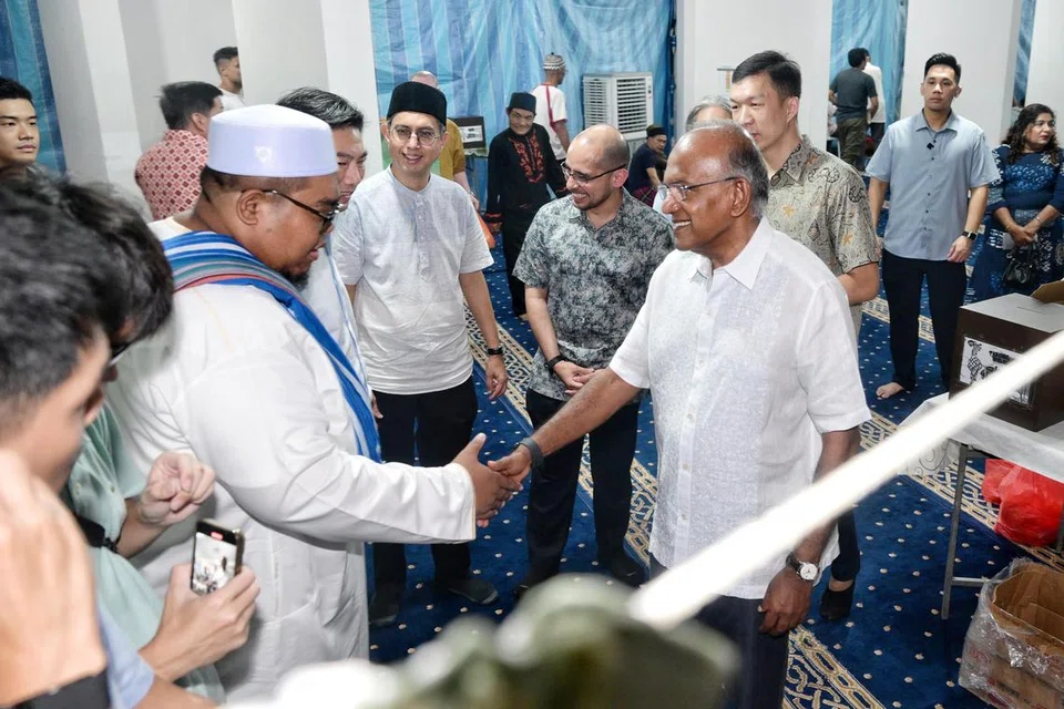 (Dari empat dari kanan) Menteri Ehwal Dalam Negeri merangkap Undang-Undang, Encik K. Shanmugam; mantan Anggota Parlimen Dilantik (NMP), Dr Syed Harun Alhabsyi; dan Menteri Negara (Ehwal Dalam Negeri merangkap Pembangunan Negara), Profesor Madya Dr Muhammad Faishal Ibrahim, beramah-tamah bersama penduduk Yishun di Blok 607 Yishun Street 61, sebelum solat tarawih pada 27 Mac.