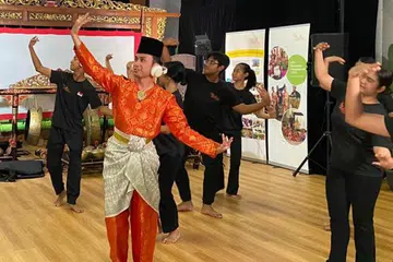JOGET SENYAP: Peserta Joget Senyap akan memakai fon kepala untuk menghayati irama muzik tradisional melayu sambil mengerakkan tubuh mereka.