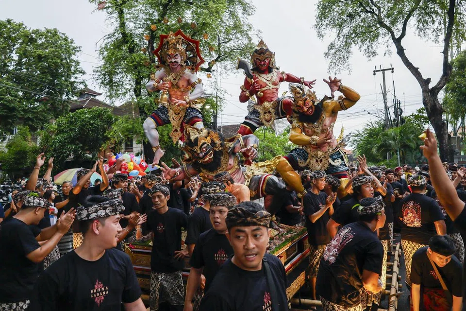 Penduduk Bali membawa patung gergasi yang dikenali sebagai ‘Ogoh-ogoh’ semasa perarakan menjelang Hari Nyepi, iaitu Hari Senyap bagi masyarakat Hindu Bali yang menandakan Tahun Baru Hindu Bali, di Denpasar, Bali, Indonesia, pada 21 Mac 2025. Ogoh-ogoh melambangkan unsur-unsur kejahatan dalam kepercayaan tempatan. Masyarakat Bali akan menyambut Hari Nyepi pada 29 Mac 2025, di mana penganut Hindu di pulau itu tidak dibenarkan keluar dari rumah, bekerja, menyalakan lampu, memasak atau melakukan sebarang aktiviti lain.