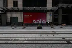 KAWASAN BERBAHAYA: Seorang lelaki berjalan sendirian dalam kawasan yang lazimnya penuh sesak di pusat bandar Sydney semalam. Sydney kini bergelut dengan kemunculan kelompok jangkitan kedua hingga kedatangan warga dari bandar itu ke Wilayah Persekutuan Australia (ACT) dipantau rapi. - Foto REUTERS