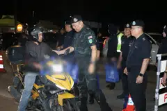 Ketua Polis Johor, Datuk Ab Rahaman Arsad (tengah), ketika mengadakan lawatan ke lokasi Sekatan Jalan Raya (SJR) di Johor Bahru.