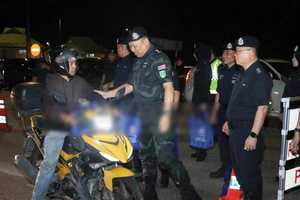 Ketua Polis Johor, Datuk Ab Rahaman Arsad (tengah), ketika mengadakan lawatan ke lokasi Sekatan Jalan Raya (SJR) di Johor Bahru.