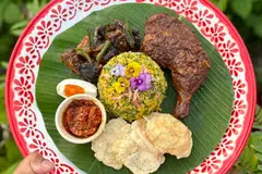 Presiden Tharman Shanmugaratnam menarik perhatian warisan berbilang budaya masyarakat majmuk Singapura yang dicerminkan hidangan Nasi Ulam.