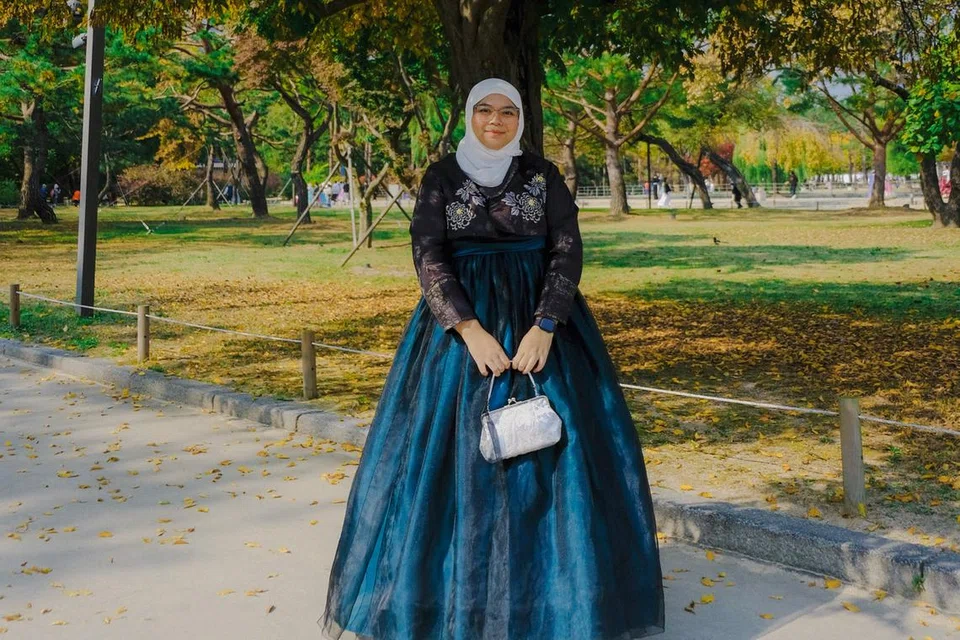 Cik Nurhaziqah Ismail memakai ‘hanbok’, pakaian tradisional kaum Hawa di Korea sewaktu berada di perkarangan Istana Gyeongbokgung.