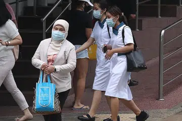 BERI KERINGANAN: Muis berkata syariah membenarkan jururawat bertudung mengamalkan dasar "tiada pakaian di bawah siku" (BBE) ketika dalam tugas. - Foto fail