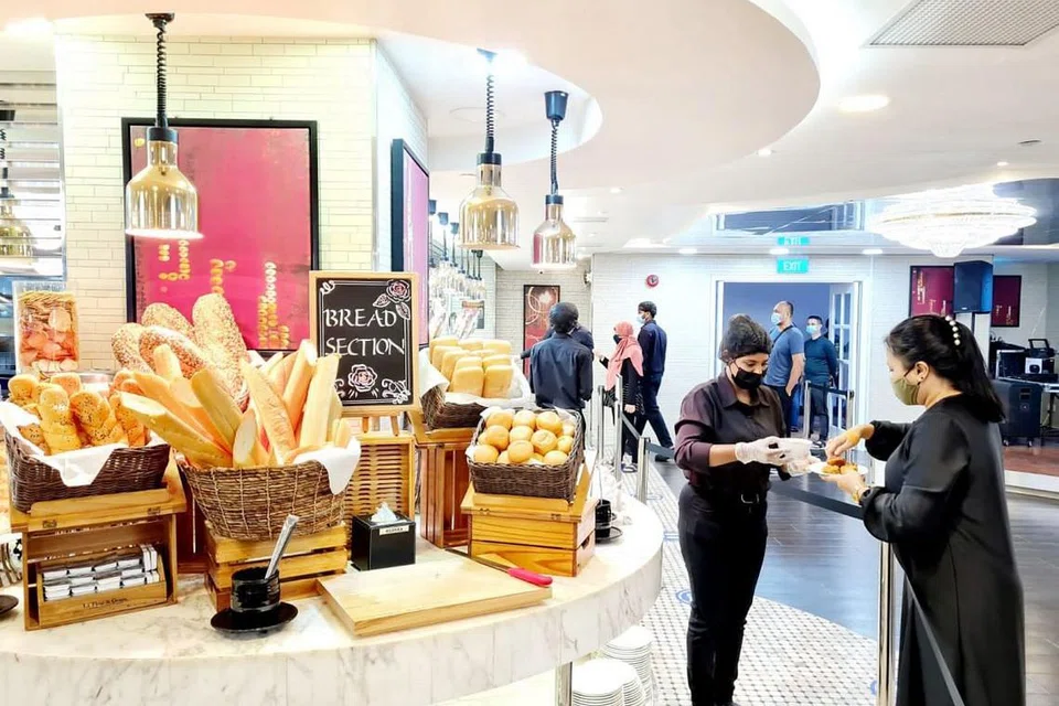 BUFET KEMBALI: Pelanggan dilihat beratur dengan teratur untuk menanti giliran memilih makanan di restoran bufet Royal Palm Orchid Country Club. - Foto LANDMARK GROUP