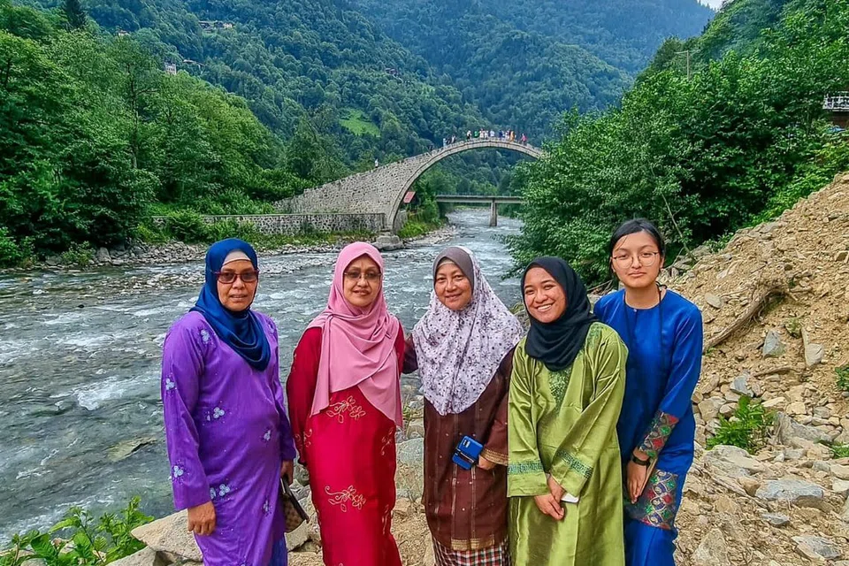 BAGAI BERAYA DI TURKEY: Sekumpulan pelancong Singapura diberi peluang agensi pelancong Mid-Dawn Travels untuk berbaju kurung di kawasan Lautan Hitam (Black Sea) di Turkey.