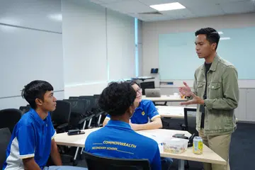 Editor Gen G yang juga wartawan Berita Harian, Encik Izwandi Azman (kanan), memberi pencerahan kepada pelajar Sekolah Menengah Commonwealth semasa sesi lawatan sambil belajar ke pejabat Berita Harian pada 6 Mac.